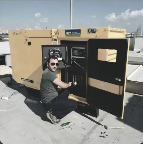 Çatı alanında elektrik ekipmanı üzerinde kontrol yapan teknisyen