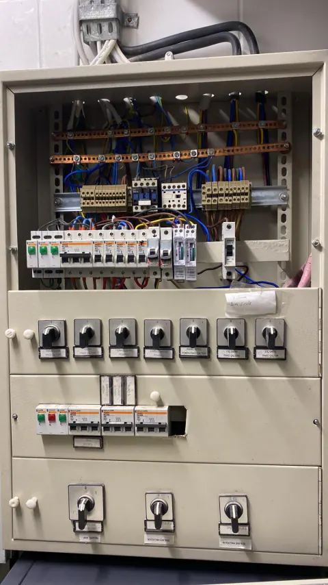 Sigortalar, kontaktörler ve bağlantı kabloları bulunan elektrik panosu