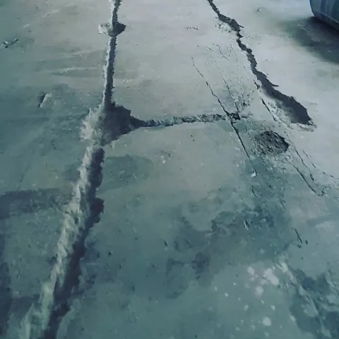 Beton zeminde elektrik kablosu geçişi için açılmış kanallar